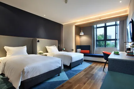 Guilin Holiday Inn Express (Two Rivers and Four Lakes East-West Lane)