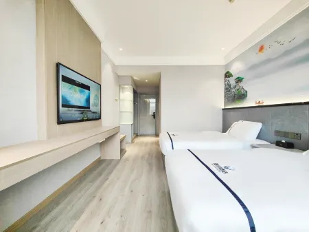 Manzhou International Hotel (Jiajiang Passenger Transport Center) Отели рядом с достопримечательностью «Dongfeng Weir-Qianfo Rock»