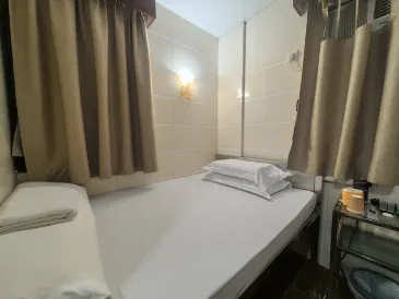 HOLLYWOOD GUESTHOUSE