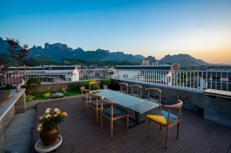 Zhangjiajie Junlan Hotel (Tianmen Mountain Cableway Station) Отели рядом со станцией Zhangjiajie West Station