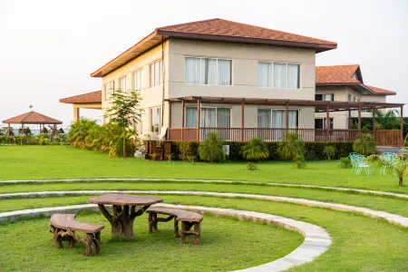 River Bank Jungle Resort Отели рядом с достопримечательностью «Chitwan Jungle Safari»