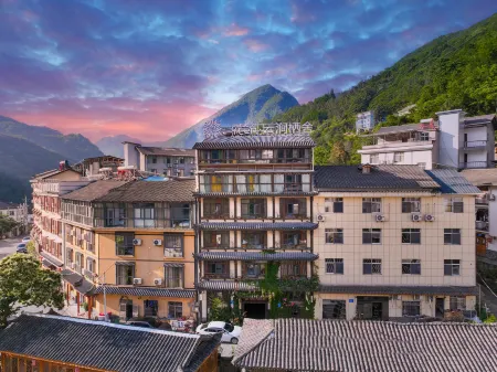 Floral Hotel· Shennongjia Yunjian Qishe hotel (Muyu Branch) Отели рядом с достопримечательностью «Muyu Town»