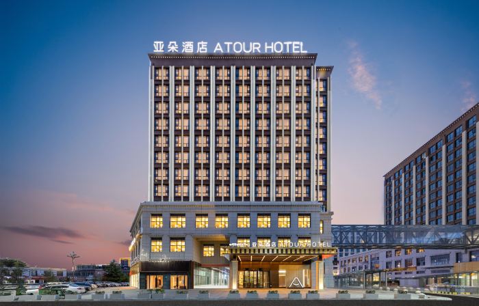 Shannan Baicheng Railway Station Yajiang Tianjie Atour Hotel