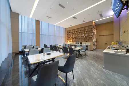 Yeste International Hotel (Huaxi District Government Mingzhu Avenue Subway Station) Отели рядом с достопримечательностью «Daxingguo Temple»