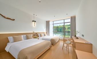 Lodge Near the Creek