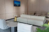 Chibi Lake Holiday Hotel (Xinjiekou Commercial Street)