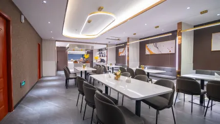 Homeinn Plus Hotel (Tai'an Taishan Street Xuri Building Guangcai) Отели рядом с достопримечательностью «Shandong University of Science and Technology (Fenghuang Road)»