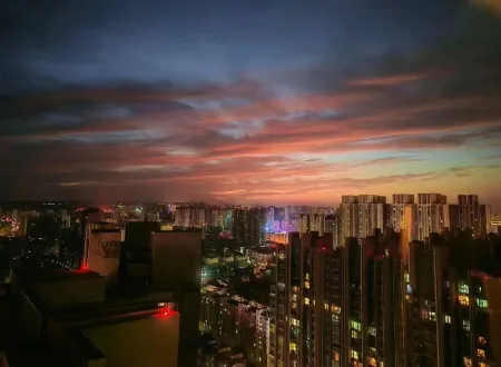 Luohe Yunshe High Altitude View Hotel (Zhujiang Road Food Street Wanda Branch) Отели рядом с достопримечательностью «Henan University of Science and Technology (Xiyuan Road)»