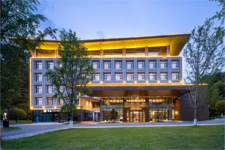 Zijing Hotel (Jingdezhen China Ceramics Museum) Отели рядом с достопримечательностью «Moon Lake Scenic Area»