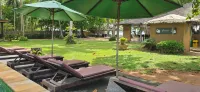 Melina's Beachfront Bungalows and Villa Hotell i Khao Thong