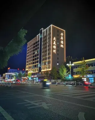 Wan Bo Hotel (Baodingxiong Xiongzhou Road Government Store)