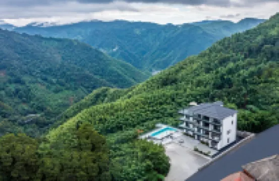 微泮·雲棲竹海溫湯泳池觀景輕奢度假美宿（安吉藏龍百瀑店） 鄰近藏龍百瀑漂流的酒店