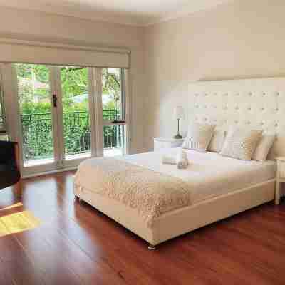 Luxury Family Retreat with Pool | Pymble Station Rooms