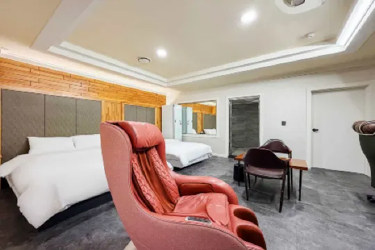 Carlton Hotel Отели рядом с достопримечательностью «Juan Central Church»