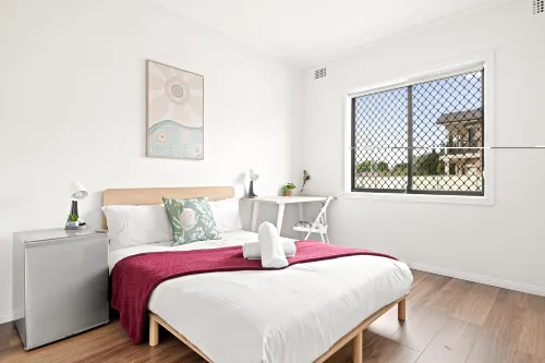 Private Rooms – Central Location, Near Station & Shops