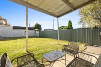 Comfy Private Rooms – Steps from Shops & Dining - Pensions