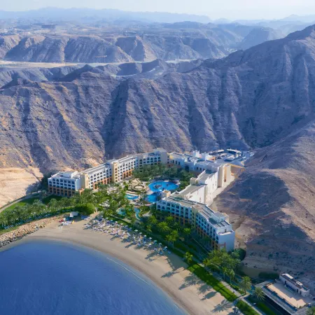 Doubletree by Hilton Muscat Al Waha Отели рядом с достопримечательностью «Форт Мутрах»