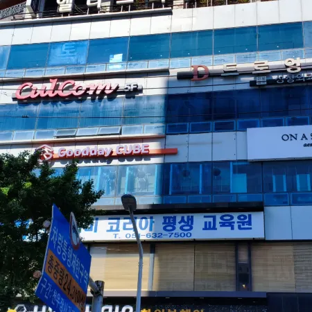 GooddayCUBE seomyeon capsule hotel Отели рядом с достопримечательностью «Администрация района Дон»