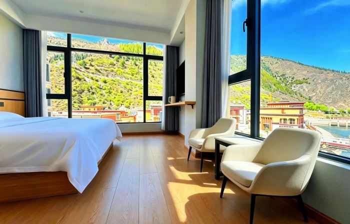 First Sight • Pinellia Hotel