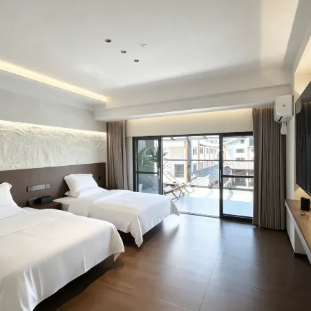 Shiping Yunshuijian Private Hot Spring Homestay (Yilong Lake)