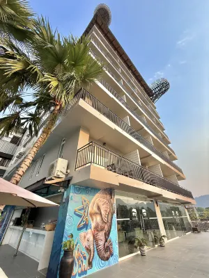 The Elephant Crossing Hotel - ที่มีสระว่ายน้ำ