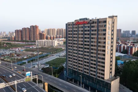 Hampton by Hilton Wuhan Baishazhou Avenue Hotel Отели рядом с достопримечательностью «Yangsigang Yangtze River Bridge»