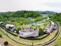 쯔윈 크레센트 베이 홈스테이 Yellow Crane Camp Hot Spring Resort 주변 호텔
