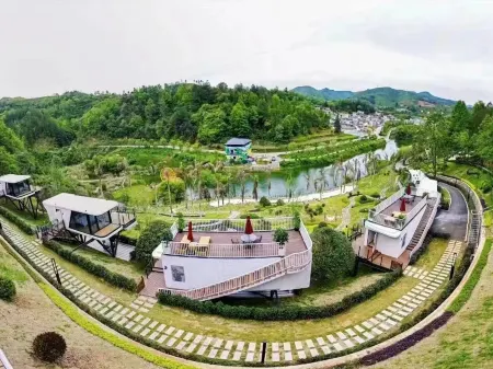 Ziyun Crescent Bay Homestay Отели рядом с достопримечательностью «Yellow Crane Camp Hot Spring Resort»