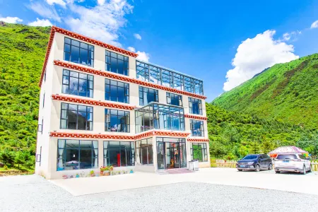 Kangding Dengba Meisu (Zhonggu Hot Spring Branch) Отели рядом с достопримечательностью «Seven-color Sea»