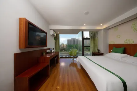 GreenTree Inn Express (Shanghai Disneyland Luoshan Road Metro Station)