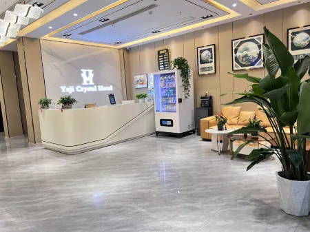 Crystal Hotel At Seasons Отели рядом с достопримечательностью «Ginkgo Time Tunnel»