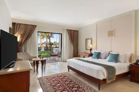 Pickalbatros the Palace Port Ghalib Отели рядом с достопримечательностью «Bridge of Royal Tulip Beach Resort»