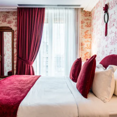 Maison Eugénie Hotels near Concorde Metro Station
