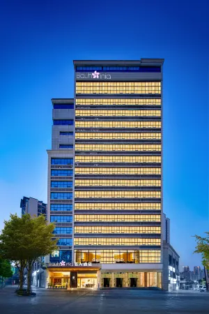 Bauhinia Celebrity Hotel Отели рядом с достопримечательностью «Sichuan University of Arts and Sciences (Lianhu Campus)»