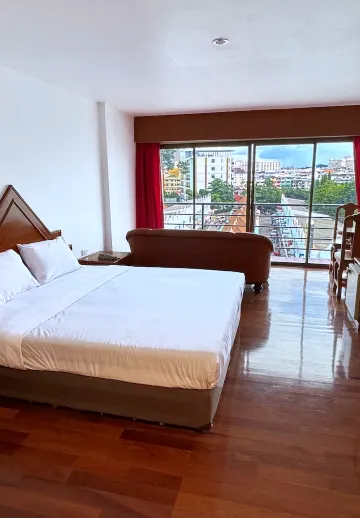 ห้องดีลักซ์ เตียงใหญ่ 1 เตียง