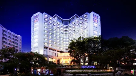 Novotel Ha Long Bay Hotel Отели рядом с достопримечательностью «Bai Chay Beach»