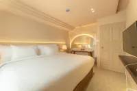 Mai Hotel - parking