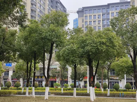 Meichao Apartment (Zhuhai North Railway Station) Отели рядом с достопримечательностью «Zhuhai Branch of Beijing Normal University Dormitory»