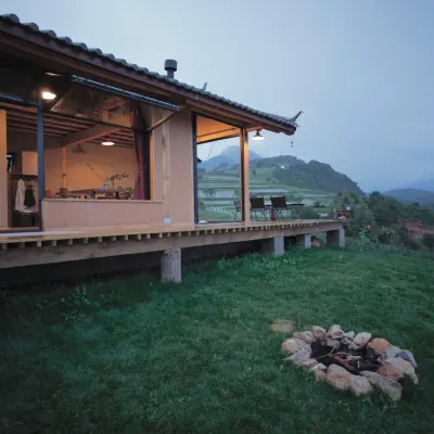 Huan Yibi's cabin Hotels near Stone Drum (Shigu) Town