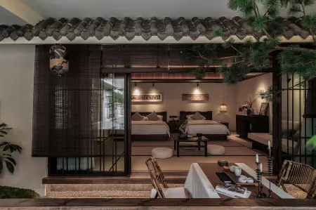 RETURN Courtyard Hotel