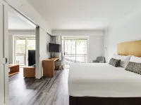نوفوتيل كيرنز أواسيز ريزورت Hotels near منتزه كيرنز
