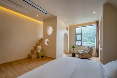 Muyi Shanju Hotel (Leshan Wutongqiao District People's Hospital Branch) Отели рядом с достопримечательностью «Leshan Radio and Television University Wutongqiao Chuanyanhua TV University Branch»