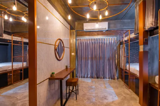 Kaen Hostel Pattaya Отели рядом с достопримечательностью «Альказар»