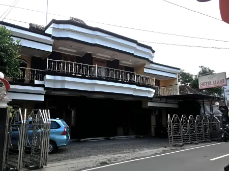 Hotel Alami near Alun-Alun Klaten Отели в г. Клатен