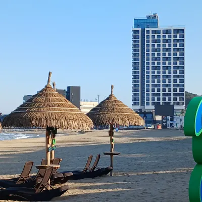 surfresort inn-the city yangyang Отели рядом с достопримечательностью «Пляж Джукдо»