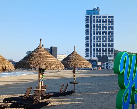 surfresort inn-the city yangyang Отели рядом с достопримечательностью «Jukdo Beach»