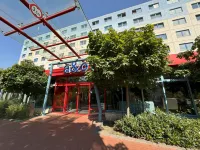a&o Berlin Kolumbus Отели рядом с достопримечательностью «Ледовая арена Wellblechpalast»