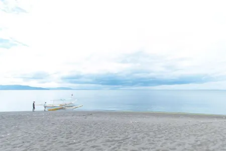 RedDoorz @ Royal Grande Beach Resort Batangas Отели рядом с достопримечательностью «Парк Тал»