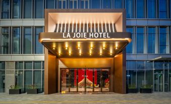 LA JOIE HOTEL
