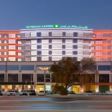 溫德姆花園馬斯喀特艾爾庫威爾飯店 Qurum Beach附近的飯店